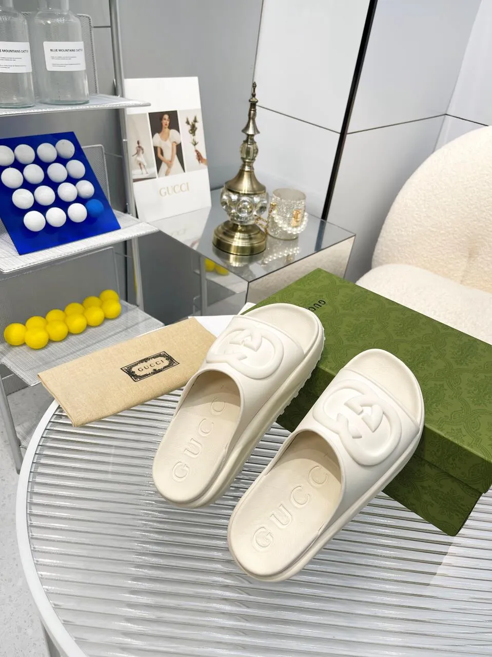 👟👟Ex-factory price👟👟Ex-factory price 360👟👟 Women's Shoes Factory Gucci｜Miami 2022 summer macaron color thick-soled slippers💜 Comfortable and versatile, macaron color, thick sole elongates🧚‍♀️Little fairies' leg lines become longer in seconds! It looks like a pair of beach shoes on your feet. Imagine walking on the beach wearing these shoes and not getting stuck in the sand at all. The sunset, the beach at dusk 🏖️. And you in the silhouette on the beach, stroking your long hair and fluttering long skirt... 🖤The upper material of the outsole is T👟👟Ex-factory price👟👟Ex-factory price U, so it is very comfortable and effectively relieves the pressure on the feet. ♥️ The shoe height is 4-5CM, which is very suitable for petite girls who are not used to wearing high heels. They are very stable when walking. Code number 35-40